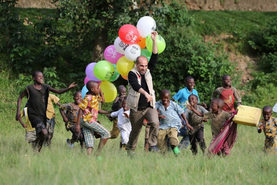 Yetim Gülerse Dünya Güler