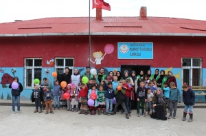 Küçük Yüreklere Dokunmak İçin Düştük Yollara 