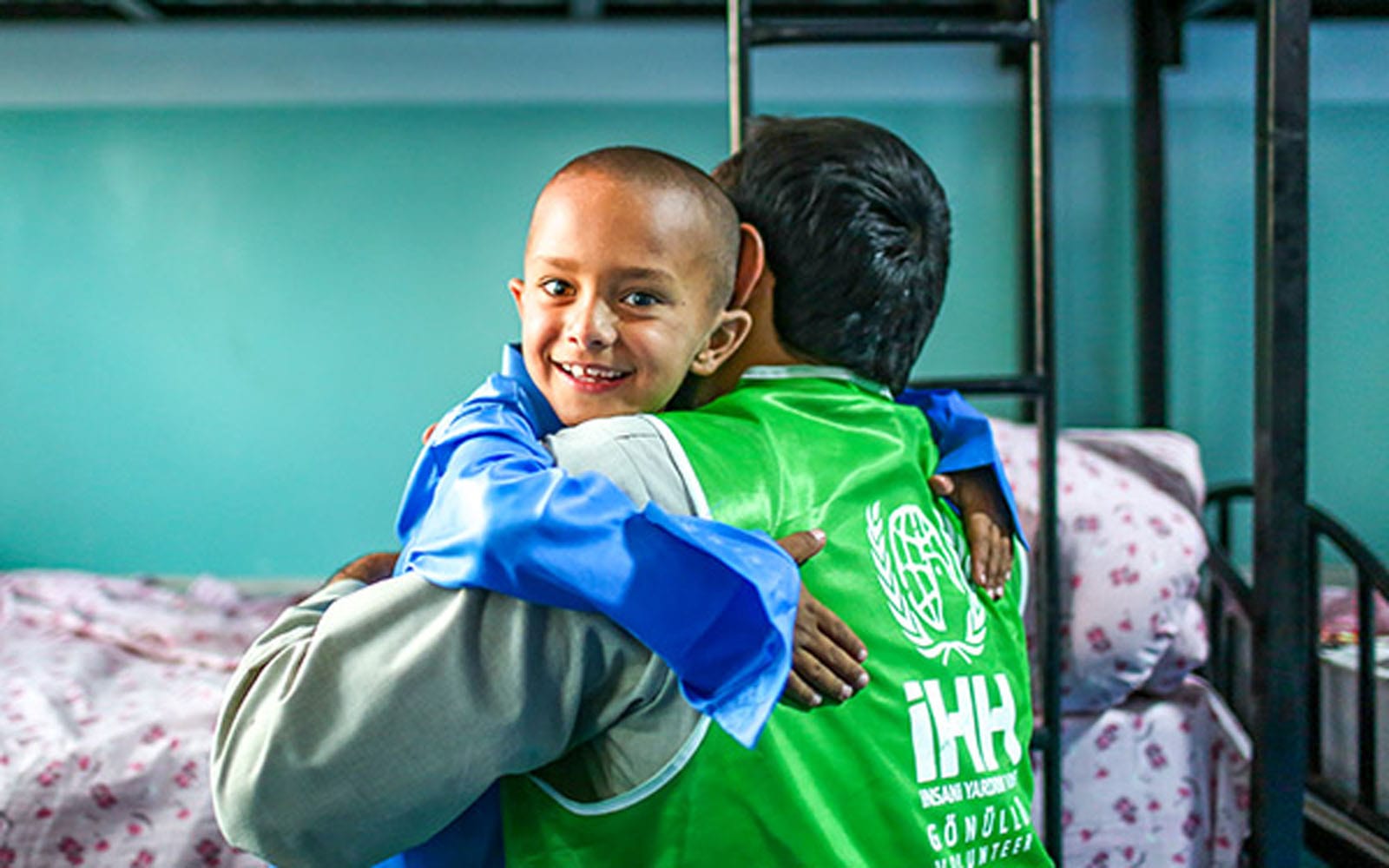 Yetim Gülerse Dünya Güler